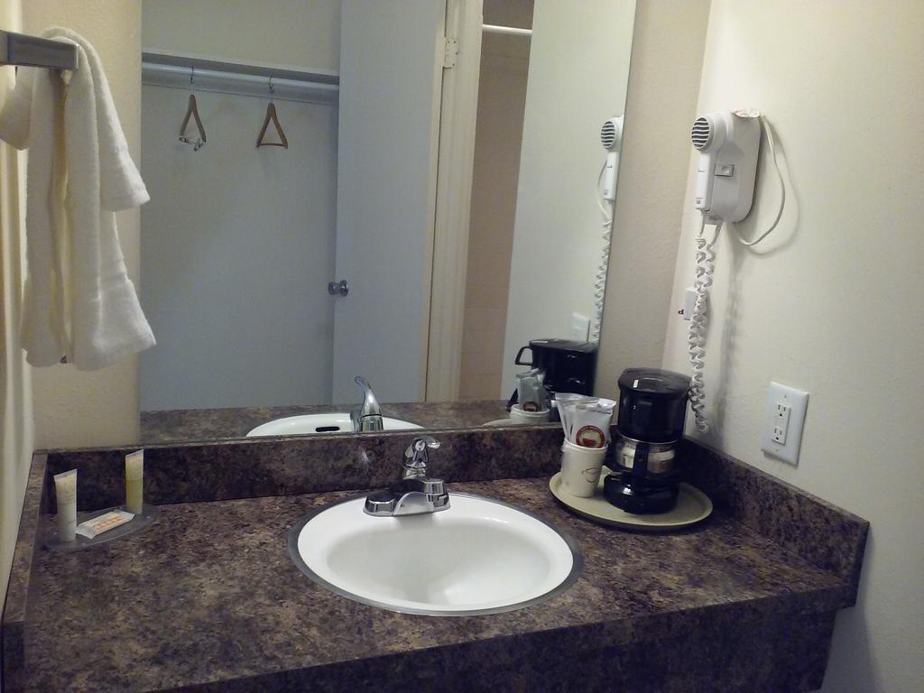Main Street Lodge And Suites Port Huron Quarto foto